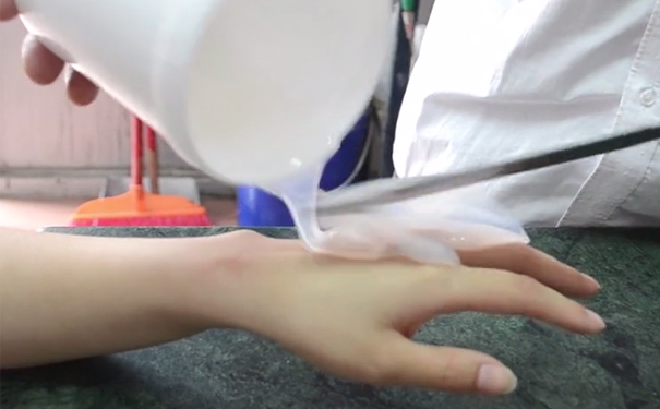 人體硅膠可以直接貼在人體皮膚上嗎？