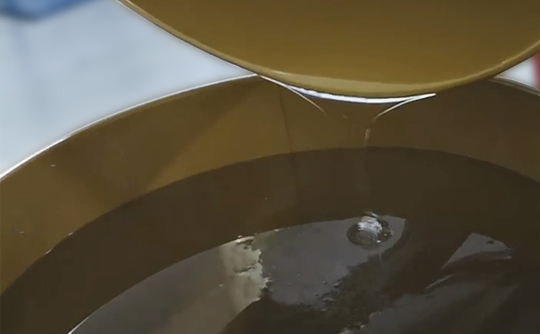 什么原因?qū)е履＞吖枘z冒油？